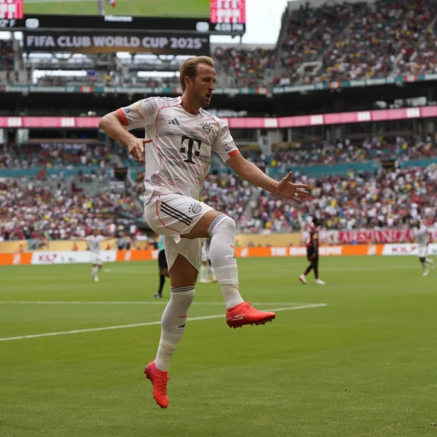 Harry Kane festeja su primer gol de la tarde, que ampli&oacute; la ventaja del Bayern M&uacute;nich a los nueve minutos.