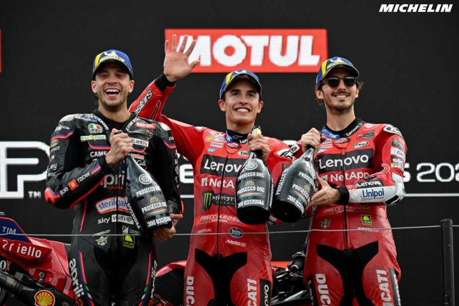 Marco Bezzecchi (2&deg;), Marc M&aacute;rquez (1&deg;) y Francesco Bagnaia (3&deg;) en Assen.
