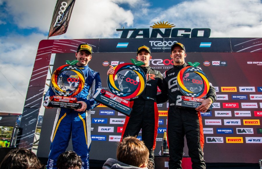 Franco Morillo, Emiliano Stang y Mat&iacute;as Rossi en la premiaci&oacute;n de Concordia.