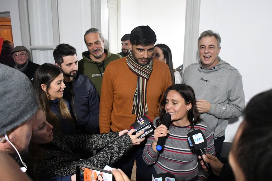 Valeria Soltermam y Maximiliano Postovit, los dos primeros candidatos de la lista ganadora, con apoyo de Luis Castellano, Juan Senn, Mart&iacute;n Racca y Paz Caruso.
