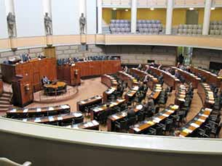 El parlamento debe  debe que  los gobiernos cumplan con sus deberes y funciones, promoviendo la transparencia en la gesti&oacute;n y la aplicaci&oacute;n de mecanismos para la rendici&oacute;n de cuentas .