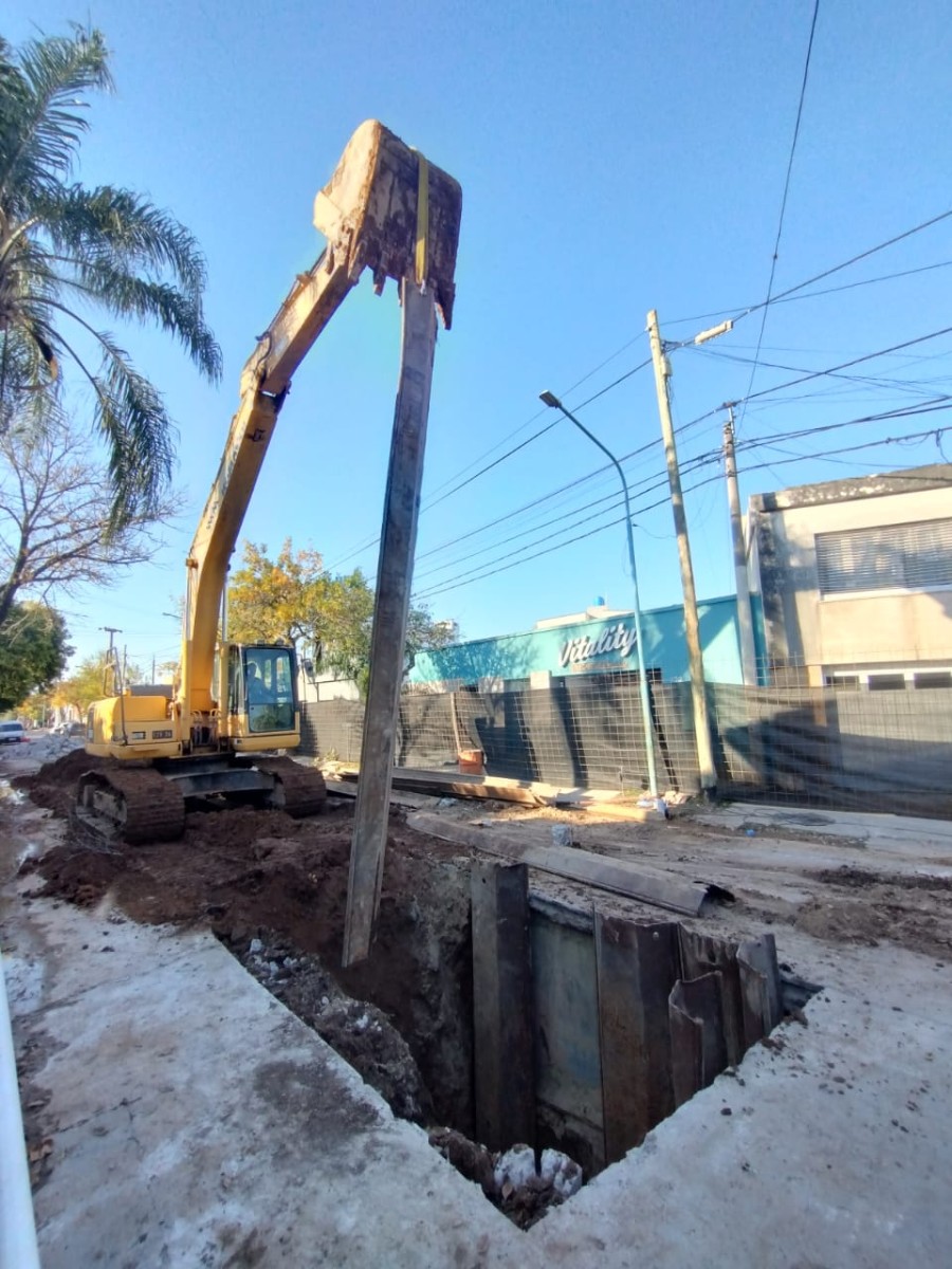 Se reanudaron los trabajos de renovaci&oacute;n del colector cloacal en calle Tucum&aacute;n.