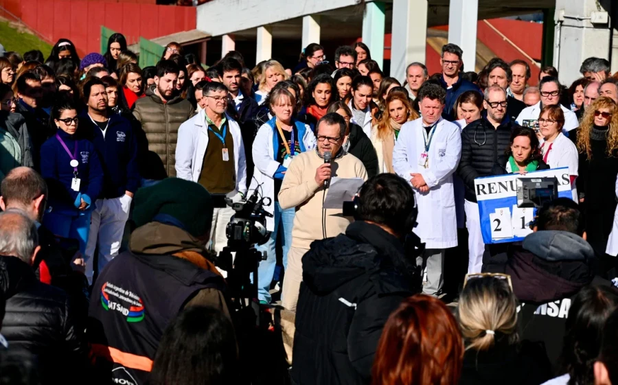 Dr. Pedro Zubizarreta, jefe del Servicio de Oncolog&iacute;a, al frente de la lectura p&uacute;blica de la situaci&oacute;n del Garrahan.