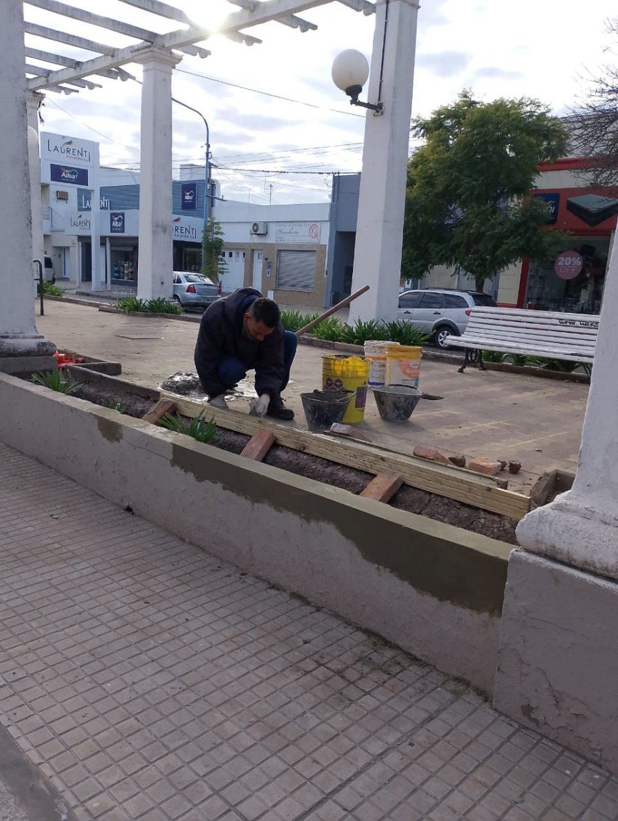 Trabajos de acondicionamiento en la p&eacute;rgola emplazada en bulevar Guillermo Lehmann.