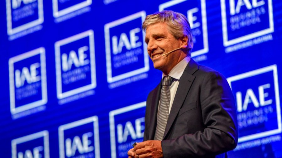 El ministro Caputo al disertar en el IAE Summit 2025 organizado por la IAE Business School.