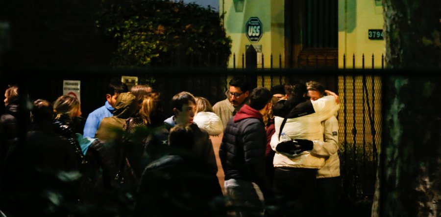 Familiares y amigos de la familia de Nastchokine frente a la vivienda del barrio porte&ntilde;o de Devoto.