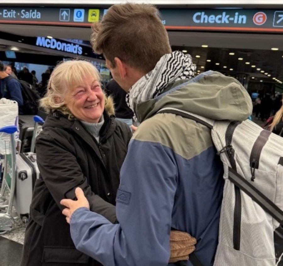 Andr&eacute;s de Nastchokine durante el reencuentro con su mam&aacute;, el lunes en el Aeropuerto de Ezeiza tras arribar desde Italia. (FOTO REDES SOCIALES)