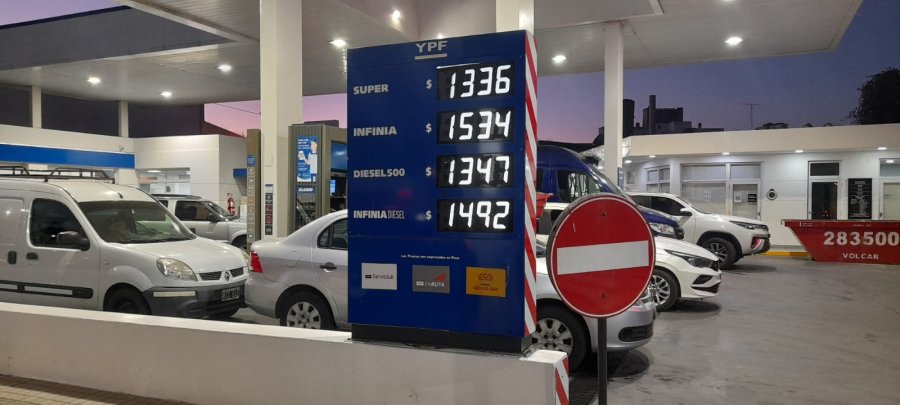 NAFTAS Y GASOIL MAS CAROS. Desde el martes rige el nuevo arancel de Naci&oacute;n y repercuten los saltos del barril de crudo luego de los incidentes en Medio Oriente..
