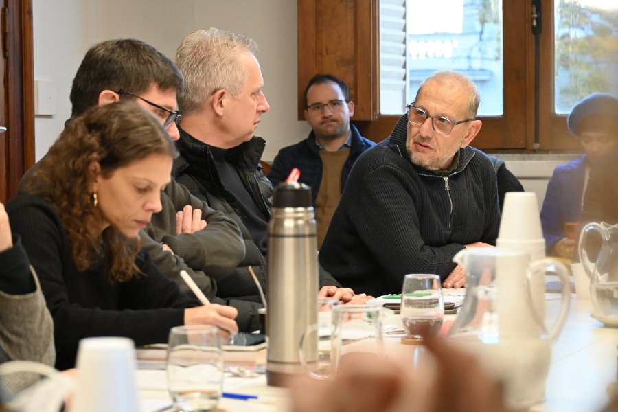 El diputado Corach durante la reuni&oacute;n de la Comisi&oacute;n de Educaci&oacute;n a la que asisti&oacute; el ministro Goity.