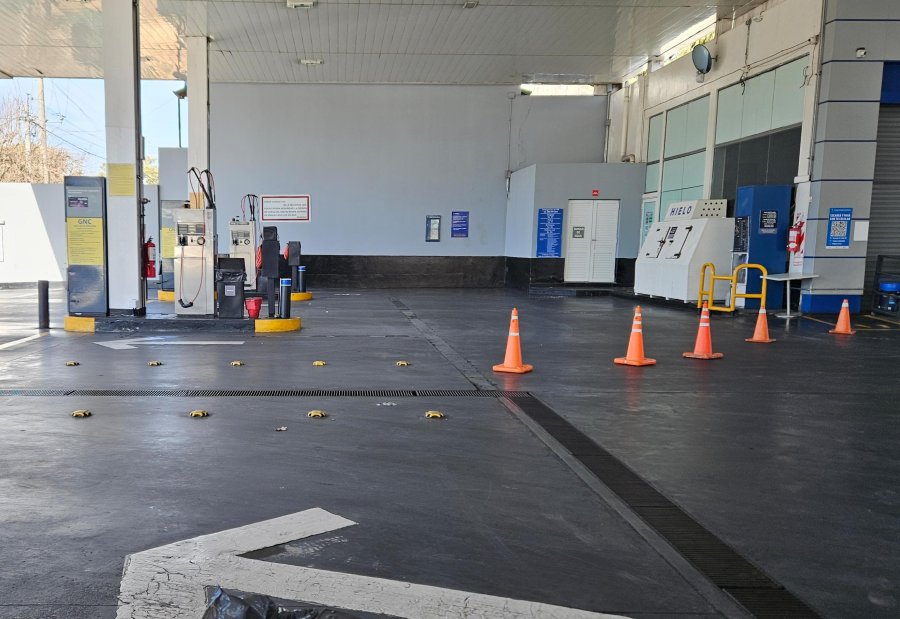 ESTACIONES DE GAS. Los conitos naranjas impiden el ingreso de veh&iacute;culos al &aacute;rea de carga de GNC en algunos surtidores de la ciudad.
