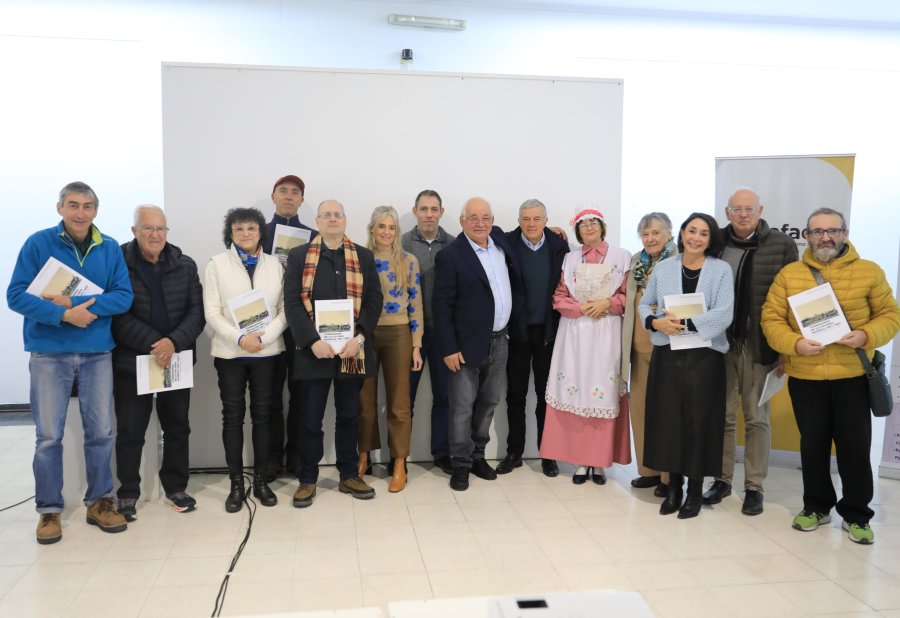 Los descendientes de los pioneros piamonteses al recibir una copia del libro de Italo Cassina y Juana El&iacute;as, junto al intendente Leonardo Viotti.