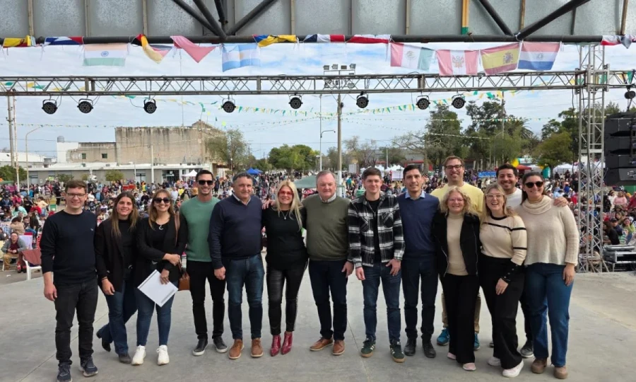 Las autoridades y el numeroso p&uacute;blico participante.