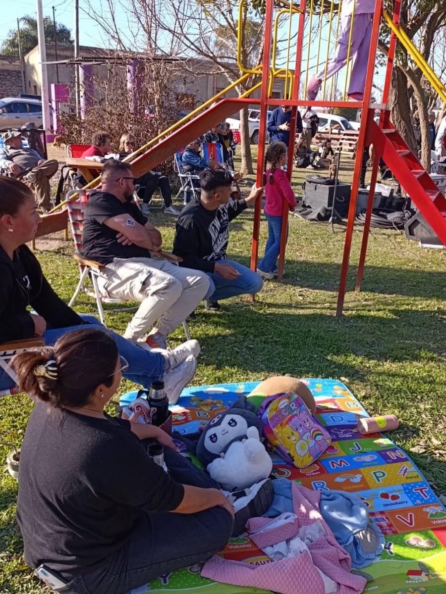 Los habitantes participaron con alegr&iacute;a de la propuesta festiva.