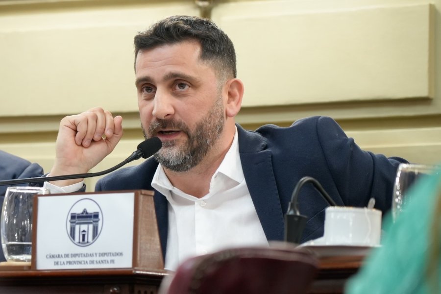 &ldquo;Lo que hoy se mueve por rutas puede trasladarse por agua", dijo el diputado Mariano Cuvertino.