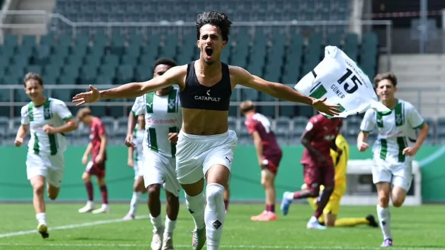 Can Armando G&uuml;ner festeja un gol en las inferiores del Borussia M&ouml;nchengladbach.