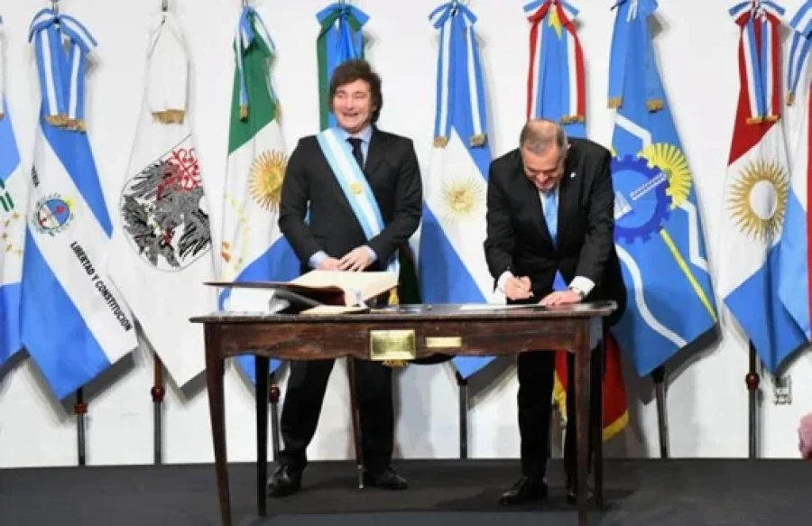 El presidente Milei y el gobernador de Tucum&aacute;n, Osvaldo Jaldo, el 9 de Julio del a&ntilde;o pasado al firmar el Pacto de Mayo.