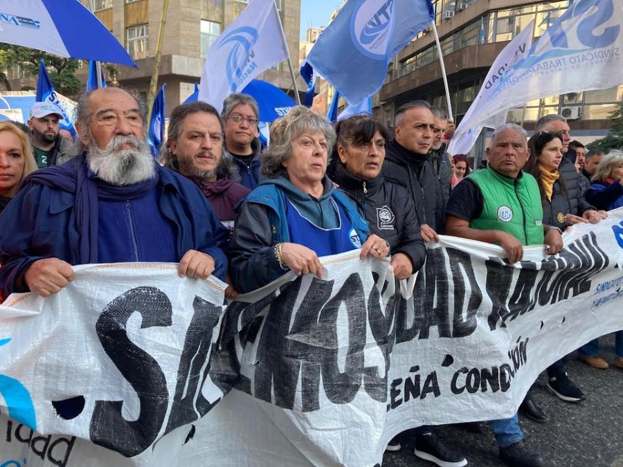 RECHAZO. Trabajadores viales se movilizaron por la decisi&oacute;n del gobierno de Milei de cerrar Vialidad de manera definitiva.