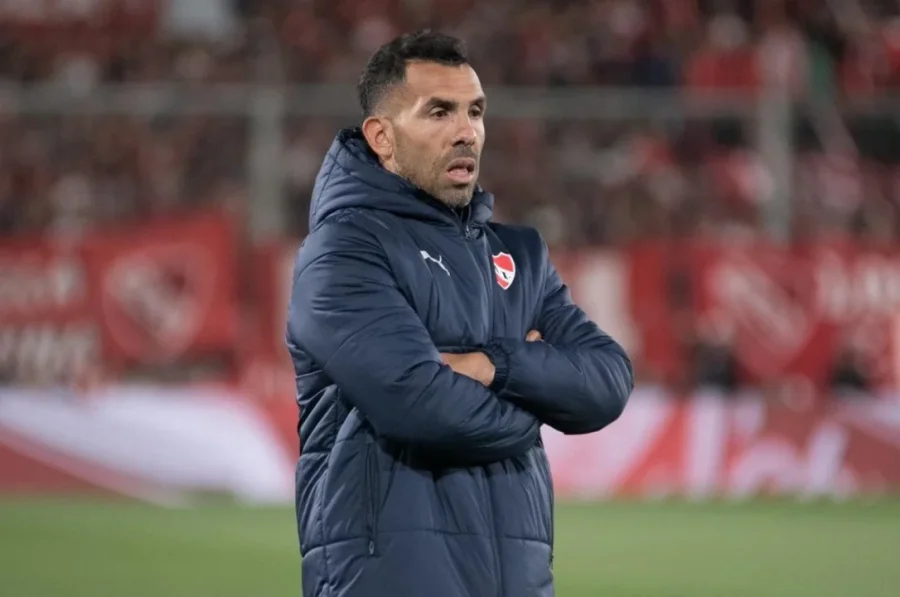 Carlos T&eacute;vez, nuevo DT de Talleres, durante su paso por la direcci&oacute;n t&eacute;cnica de Independiente.