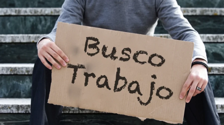 La falta de empleo y los bajos salarios son una postal cotidiana en la Argentina de Javier Milei y Luis Caputo.