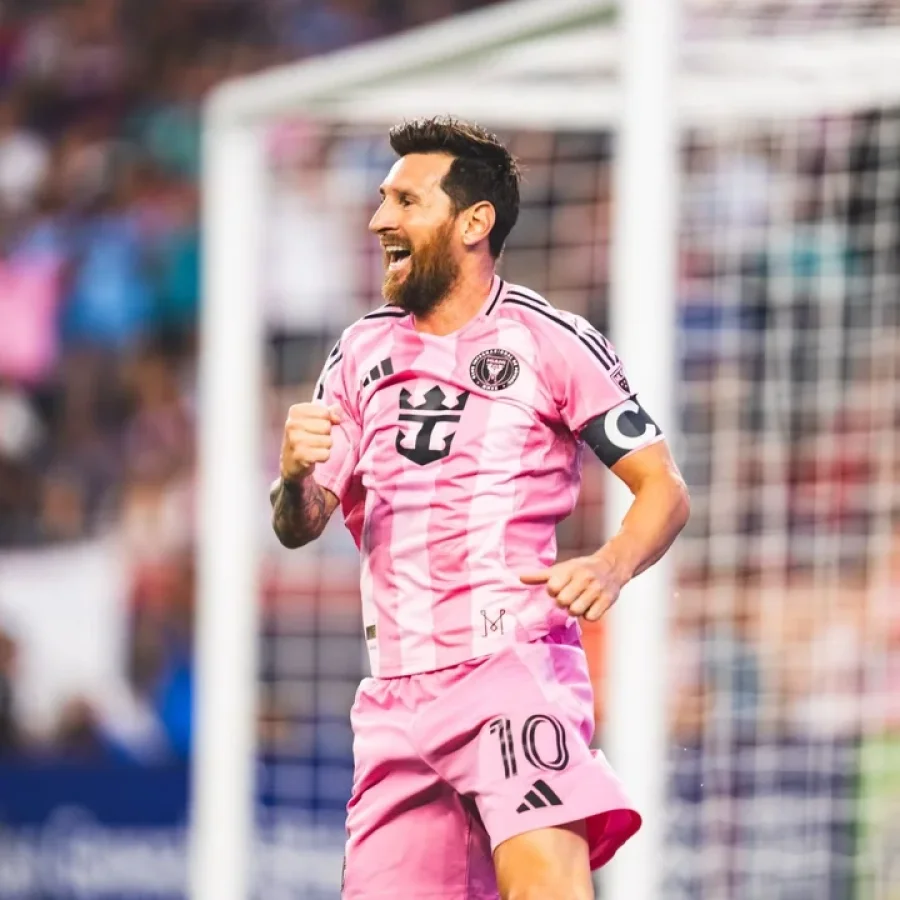 Messi festeja uno de sus goles, que le dieron el triunfo al Inter Miami.