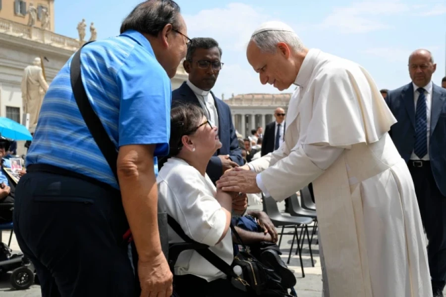 El Santo Padre con una anciana durante una audiencia general.