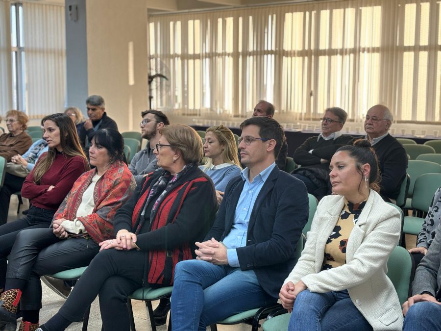Leo Viotti, Vale Soltermam y Alejandra Sagardoy, cuando el Concejo celebr&oacute; los 10 a&ntilde;os del hermanamiento, en 2023.