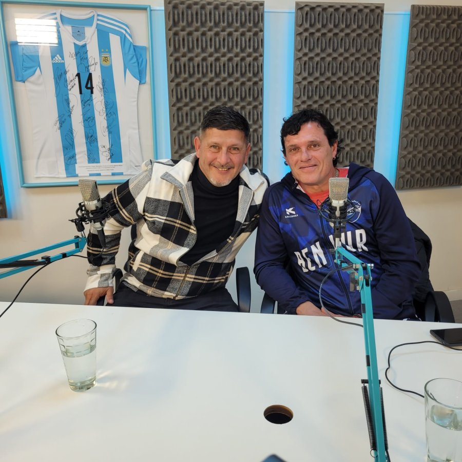 Marcelo Varela y Adri&aacute;n Gorostidi en el estudio de Radio El Espectador, este viernes al mediod&iacute;a.