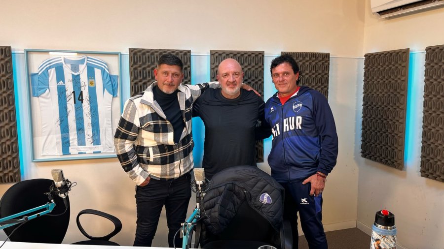 Marcelo Varela, N&eacute;stor Clivati y Adri&aacute;n Gorostidi tras una charla, obviamente, sobre f&uacute;tbol. (RADIO EL ESPECTADOR)
