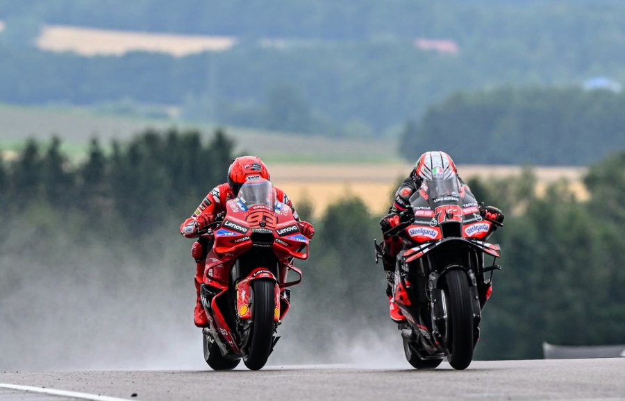 Marc supera a Marco bajo la lluvia en el ingreso a la &uacute;ltima vuelta en Sachsenring.