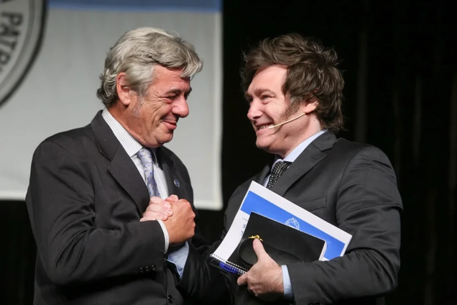 Nicol&aacute;s Pino, presidente de la Sociedad Rural Argentina, y el jefe de Estado, Javier Milei.