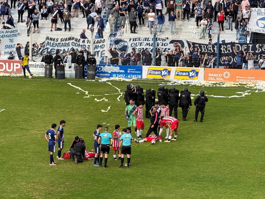 LAMENTABLE. / Incidentes en el festejo del gol de 9 de Julio impidieron que el cl&aacute;sico pueda continuar.
