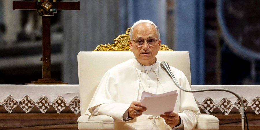 EXHORTACION. El Papa en el Palacio Apost&oacute;lico de Castel Gandolfo, este domingo ante una multitud.