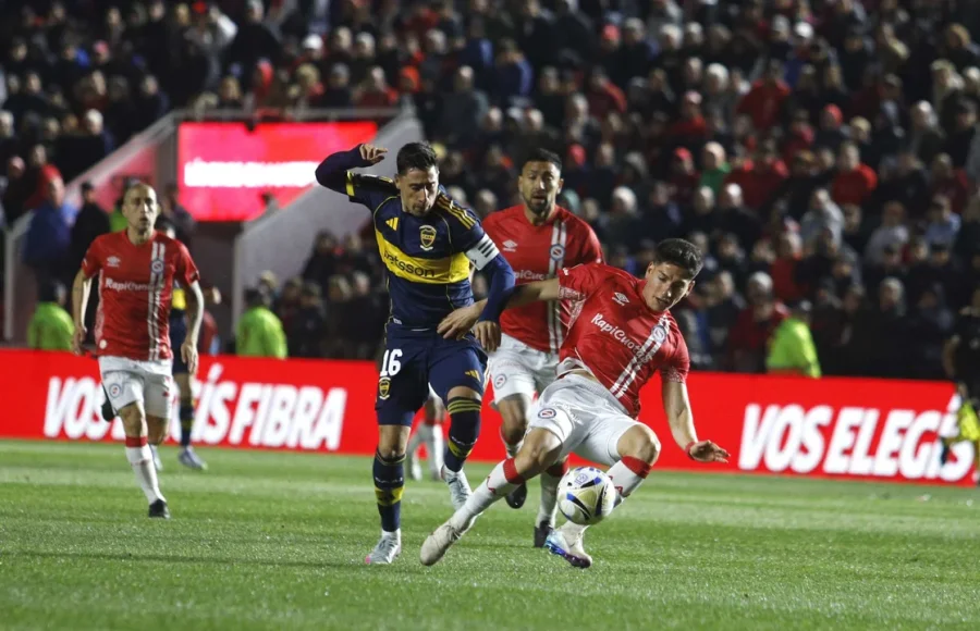 Miguel Merentiel, de Boca, y Francisco &Aacute;lvarez, del "Bicho", disputan la pelota.