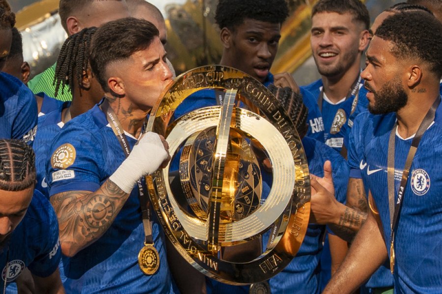 Enzo levant&oacute; el trofeo como capit&aacute;n de Chelsea.