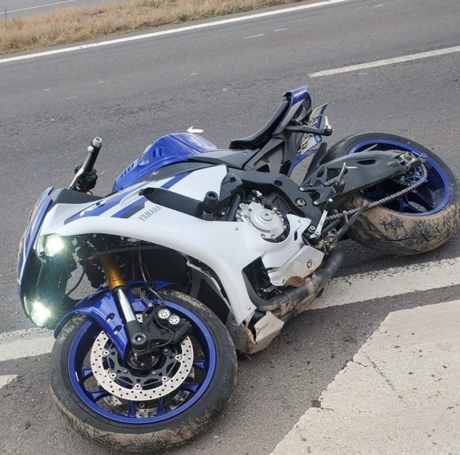 La moto de alta cilindrada en la que viajaba la v&iacute;ctima fatal.