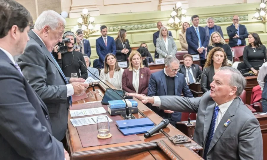 Felipe Michlig al prestar juramento como convencional. (PRENSA CONVENCI&Oacute;N)