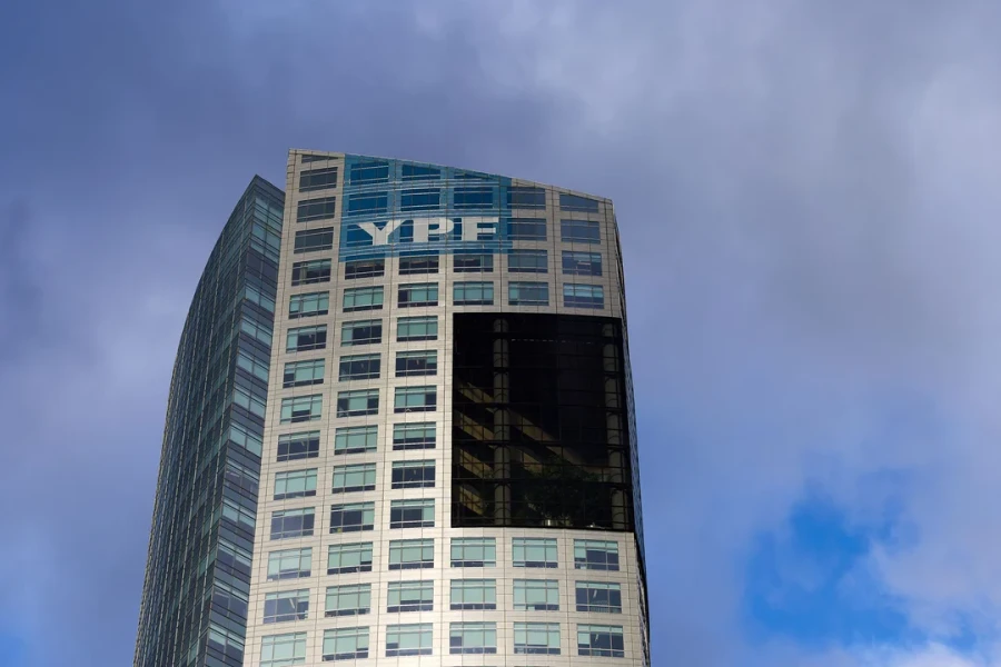 Argentina busca suspender el fallo que orden&oacute; ceder el 51% de las acciones de YPF a beneficiarios.