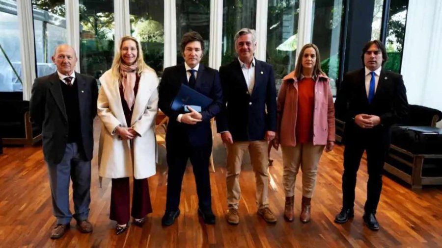 REUNION CON LA MESA DE ENLACE. Milei por ahora no bajar&aacute; las retenciones, pero le hizo una importante promesa al campo.