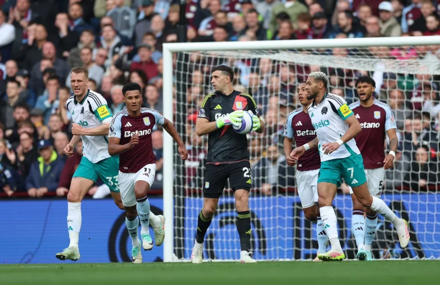 El "Dibu" Mart&iacute;nez jugando para el Aston Villa, club que podr&iacute;a dejar para unirse al Manchester United.