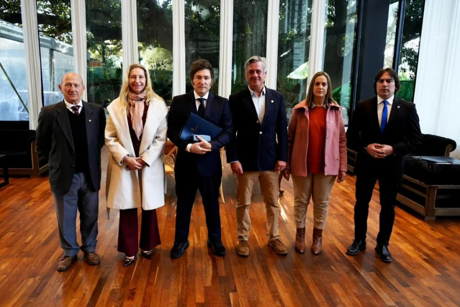 Magnano (primero de la derecha) particip&oacute; de la reuni&oacute;n de la Mesa de Enlace con Milei.