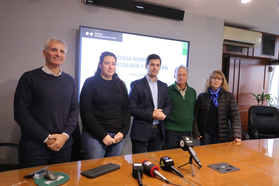 Viotti present&oacute; la Escuela Municipal de Agroecolog&iacute;a y Jardiner&iacute;a de Rafaela.