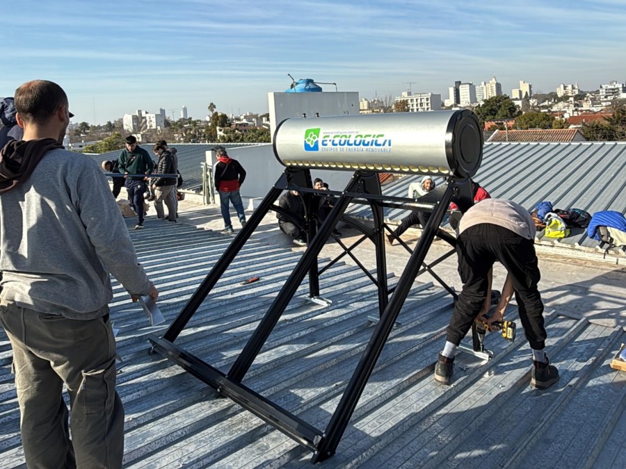 La acci&oacute;n fue realizada por los participantes del curso de colectores solares y paneles fotovoltaicos.