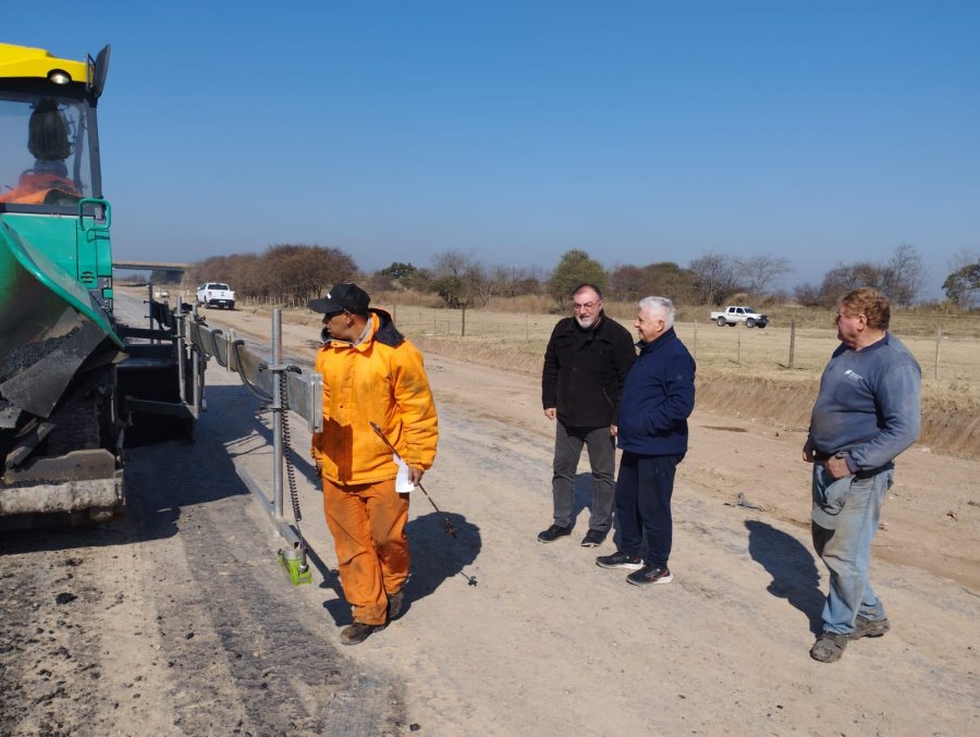 El intendente, Oscar Mart&iacute;nez, estuvo presente en el inicio de obra.