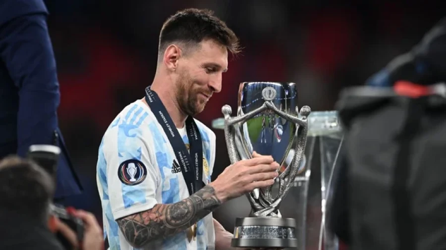 PUEDE REPETIRSE. Lionel Messi cuando Argentina gan&oacute; el trofeo en 2022.