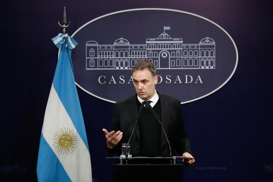 El vocero Manuel Adorni precis&oacute; que &ldquo;de los 200 millones de d&oacute;lares destinados a obras, el 25% se asignaron a Tigre y a Malvinas Argentinas, los dos municipios de donde proven&iacute;a su c&uacute;pula directiva&rdquo;.