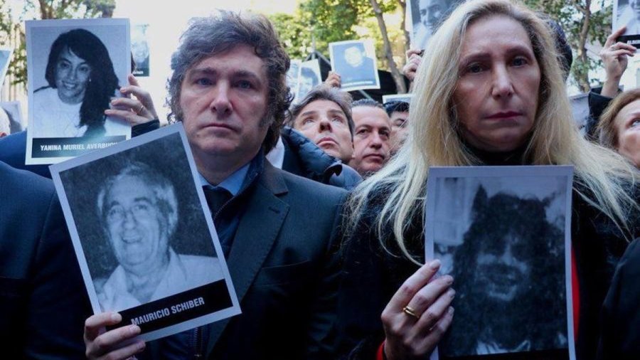 JUNTO A SU HERMANA. El Presidente Milei estuvo presente en el acto por los 31 a&ntilde;os del atentado terrorista a la AMIA, acompa&ntilde;ado por la Secretaria General de la Presidencia.