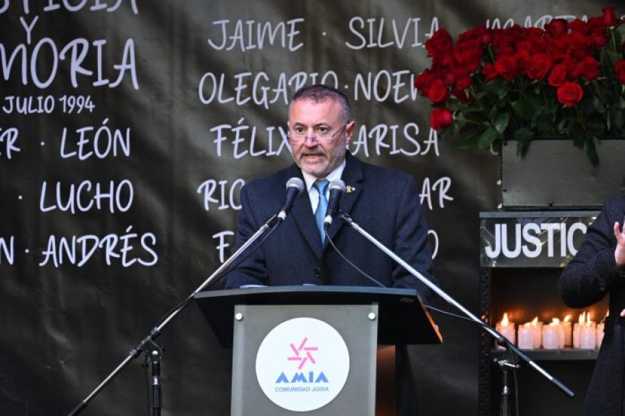 ACTO CENTRAL. Osvaldo  Armoza, el presidente de la AMIA, durante la ceremonia de este jueves donde se record&oacute; a las v&iacute;ctimas del atentado en nuestro pa&iacute;s en 1994.