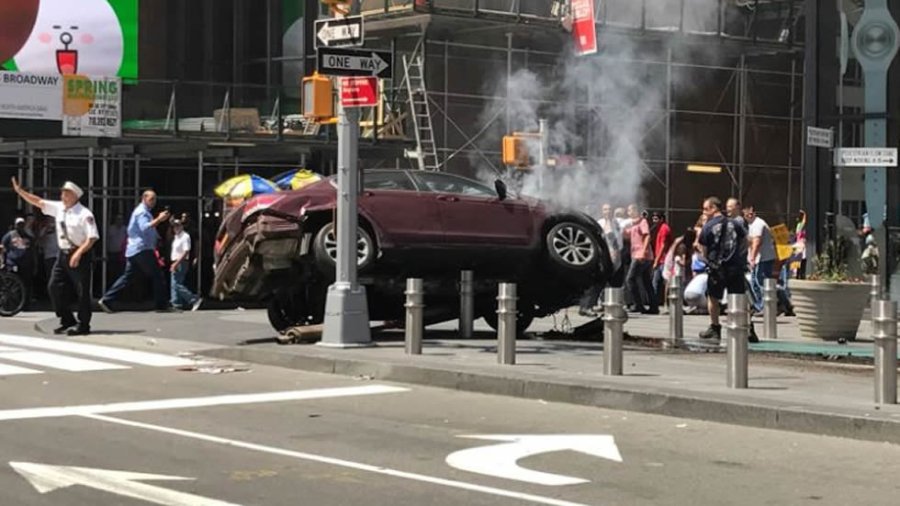 EN CALIFORNIA. Un auto embisti&oacute; a una multitud en Santa Monica Boulevard. Investigan si fue un accidente o un acto intencional.