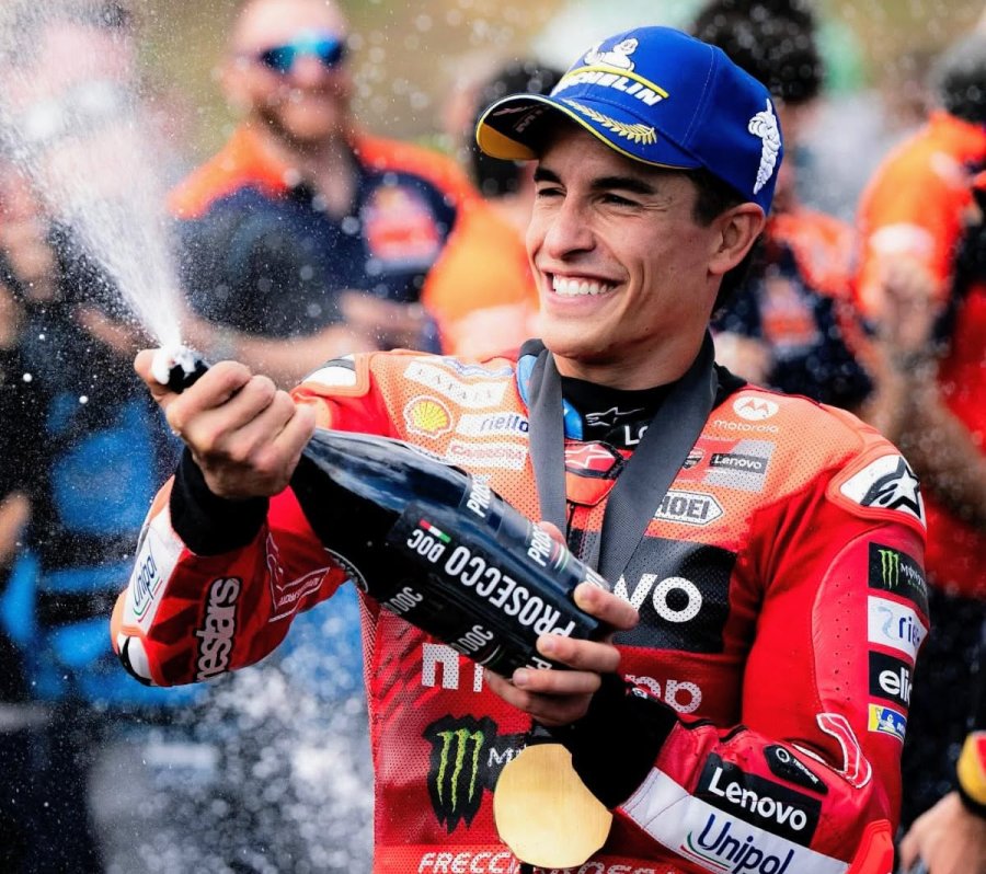 Marc M&aacute;rquez festeja con su medalla y el champ&aacute;n en Brno.