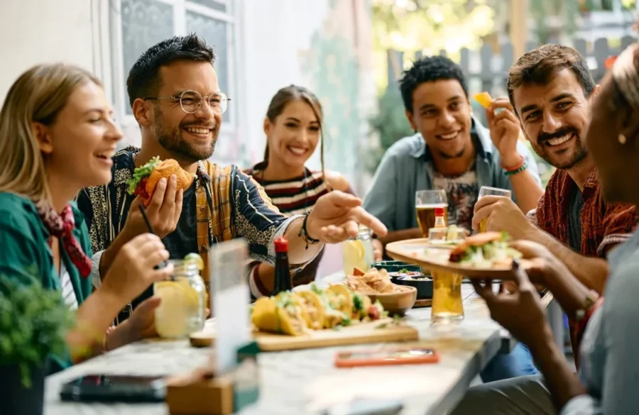 La mesa del domingo reunir&aacute; a amigos para celebrar el d&iacute;a alusivo.